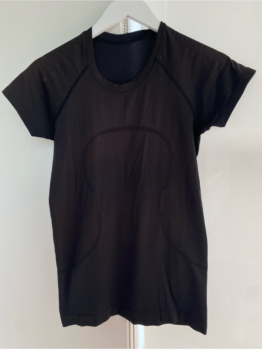 Lululemon Swiftly Tech Tee Crew Neck  T-shirt Black with red undertones Size 6